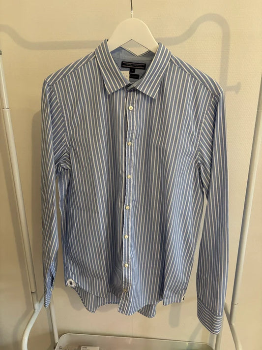 Lichtblauw gestreept hemd