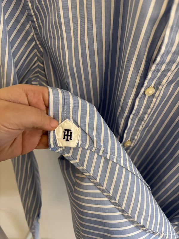 Lichtblauw gestreept hemd