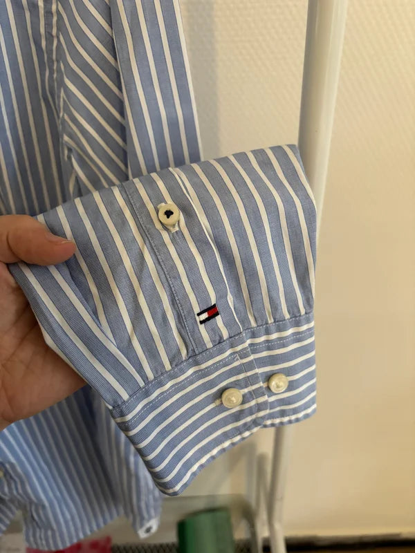 Lichtblauw gestreept hemd