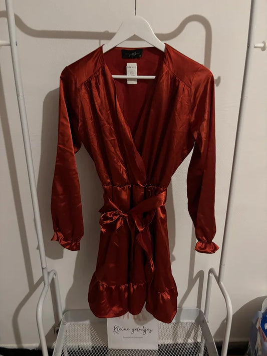 Rode satijnen jurk