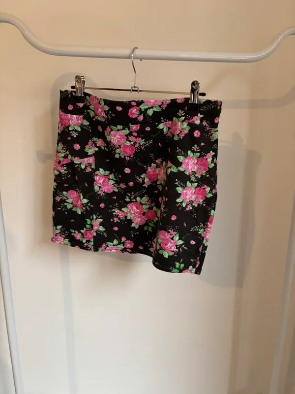 Zwarte rok met bloemen