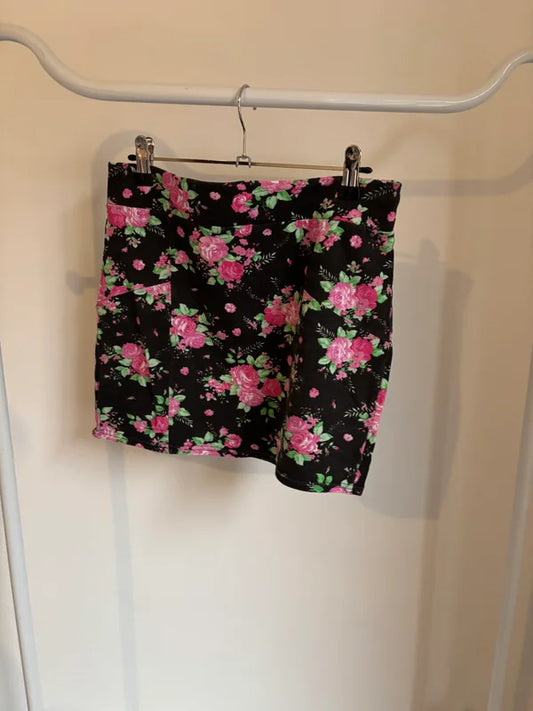 Zwarte rok met bloemen