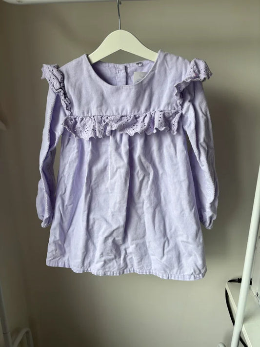 Lila ribfluwelen jurkje