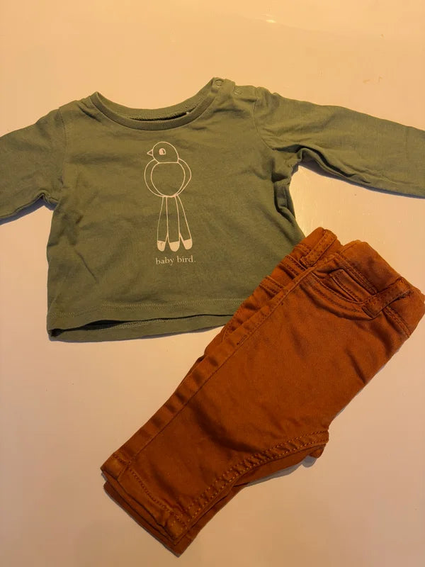 Setje: groene longsleeve en bruine jeansbroek