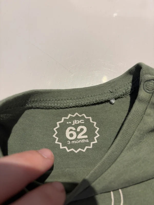 Setje: groene longsleeve en bruine jeansbroek