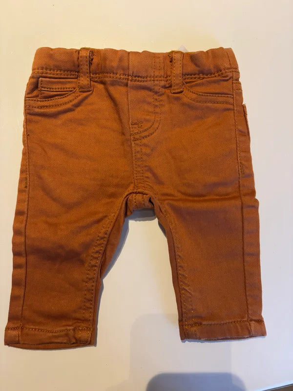 Setje: groene longsleeve en bruine jeansbroek