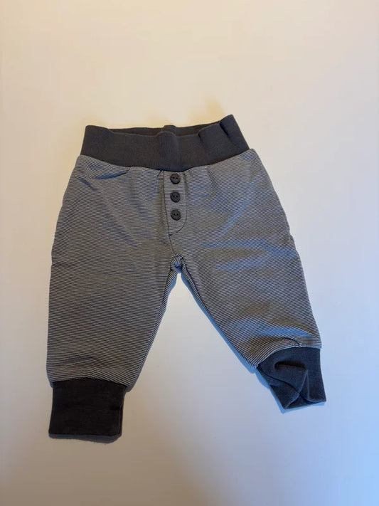 Grijs gestreept joggingbroekje