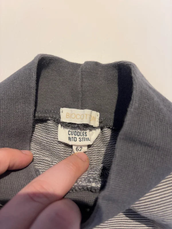 Grijs gestreept joggingbroekje